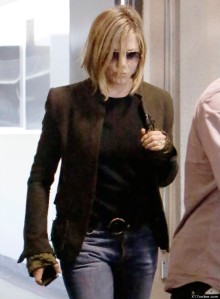 EXCLUSIVE Jennifer Aniston with a new haircut and pregnant leaving doctors